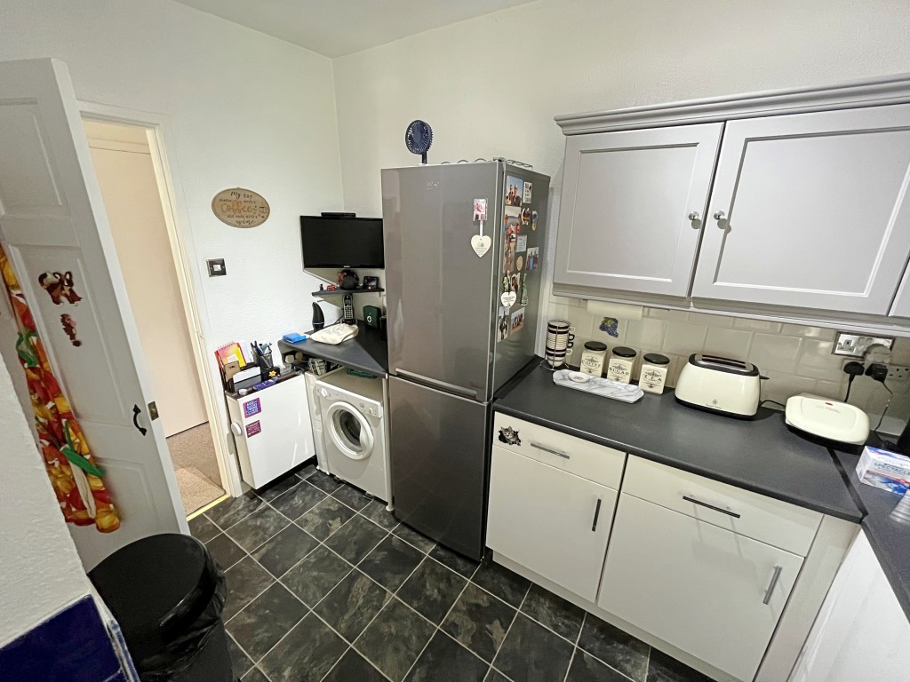 Lot: 101 - LEASEHOLD FLAT FOR INVESTMENT - View of the kitchen